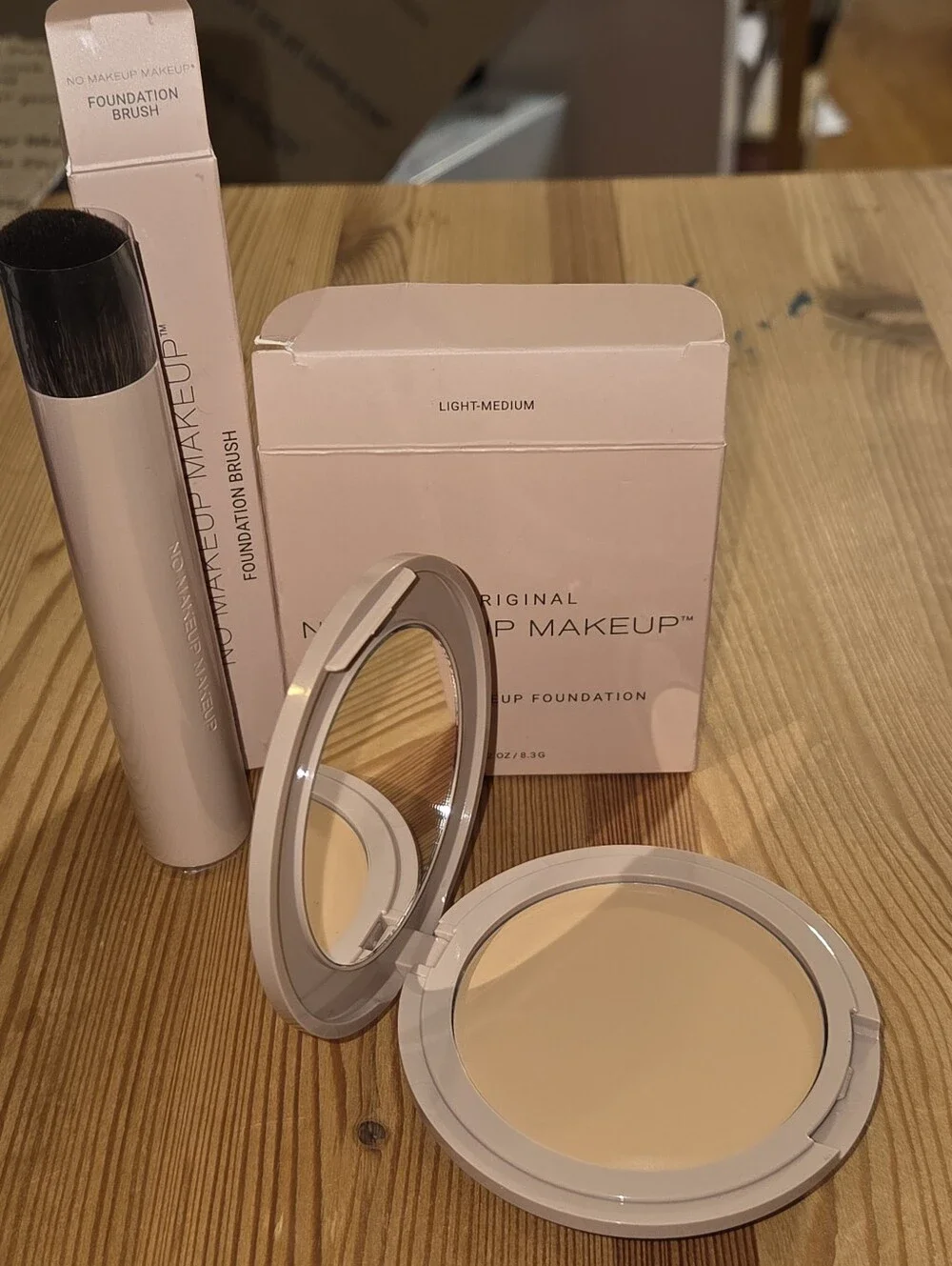No Makeup Makeup Compact (Shade Light-Medium) and Foundation Brush